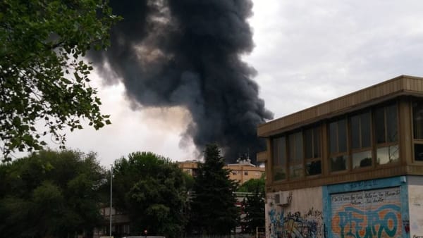 Roma, brucia deposito di camper: enorme colonna di fumo a Colli Aniene VIDEO