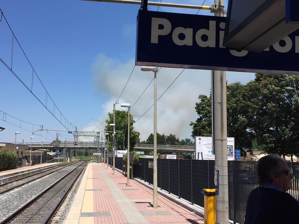 Nettuno, incendio lungo binari del treno: sospesa circolazione verso Roma