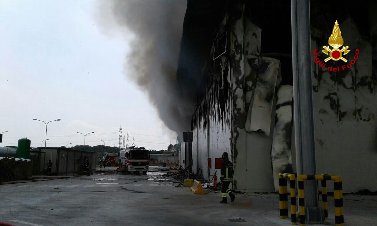 Marghera, incendio Veritas. Panico su WhatsApp per la nube: denunciati per procurato allarme