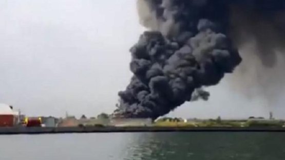 Marghera, incendio in capannone rifiuti Veritas: colonna di fumo nero in cielo, 2 intossicati