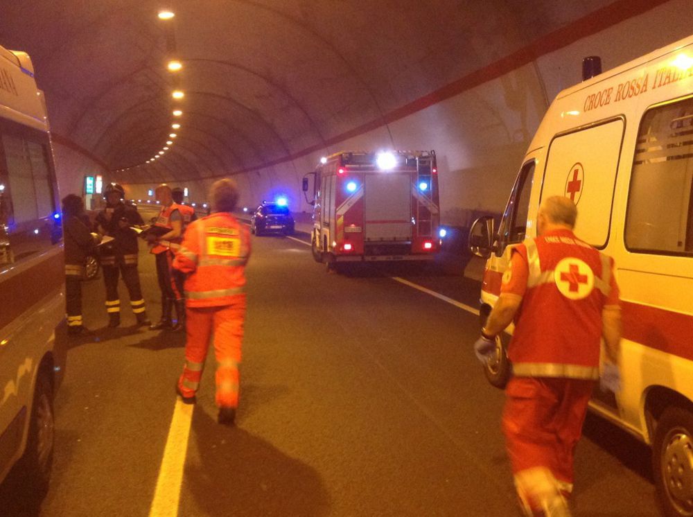 Francavilla a Mare: scontro frontale Smart-furgone. Fiamme in galleria, un morto