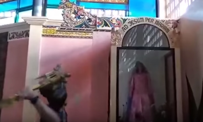 YOUTUBE Isis distrugge simboli cristiani in una chiesa a Marawi, nelle Filippine