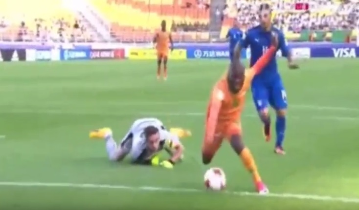 YOUTUBE Italia-Zambia Under 20, errore clamoroso dell'arbitro: prima rigore che non c'è poi la Var...