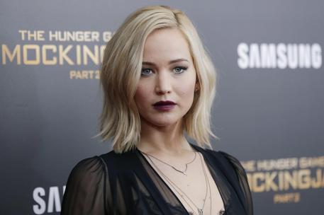Jennifer Lawrence, paura in volo: costretta ad atterraggio di emergenza
