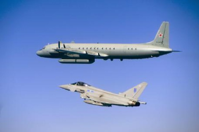 Jet Nato vicino aereo con il ministro russo: scorta mostra gli armamenti e lo fa ritirare