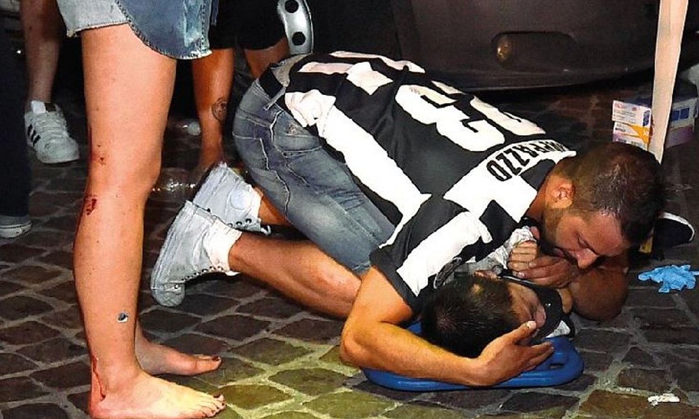 Federico Rappazzo, il ragazzo che ha abbracciato il bambino in piazza San Carlo FOTO