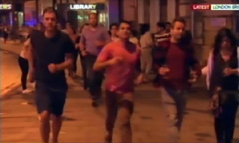 Londra, pulmino sulla folla a London Bridge: 20 feriti1