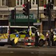 Terrore a London Bridge, duplice attentato: investono e accoltellano15