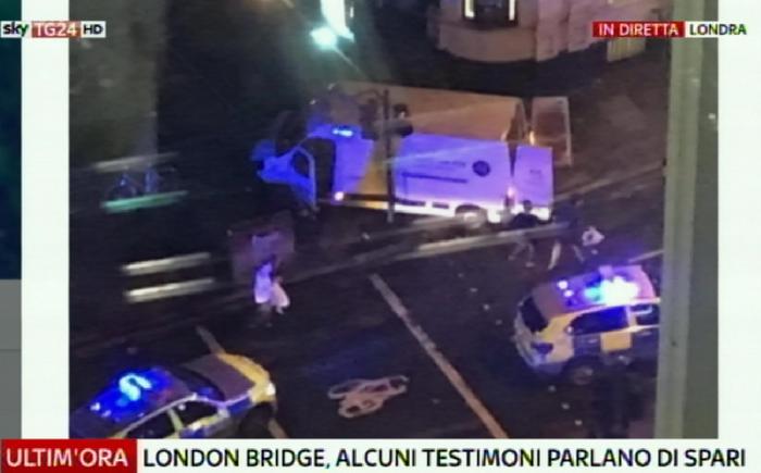 Attentato Londra, primi racconti dell'orrore: "Tre terroristi infierivano contro una donna"