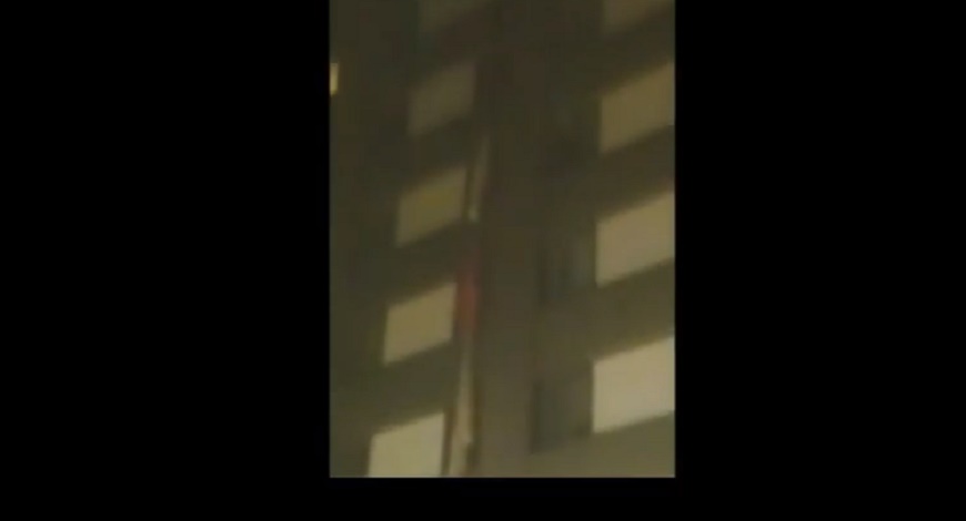 Grenfell Tower, residenti cercano di salvarsi dalle fiamme con la corda di lenzuola
