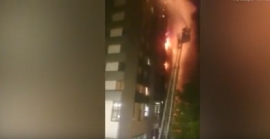 Londra, pompiere eroe scala il grattacielo in fiamme