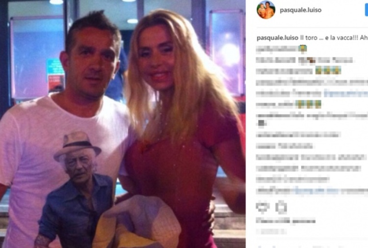 Pasquale Luiso, foto con Valeria Marini. Ma la didascalia... "Il toro e la vacca"