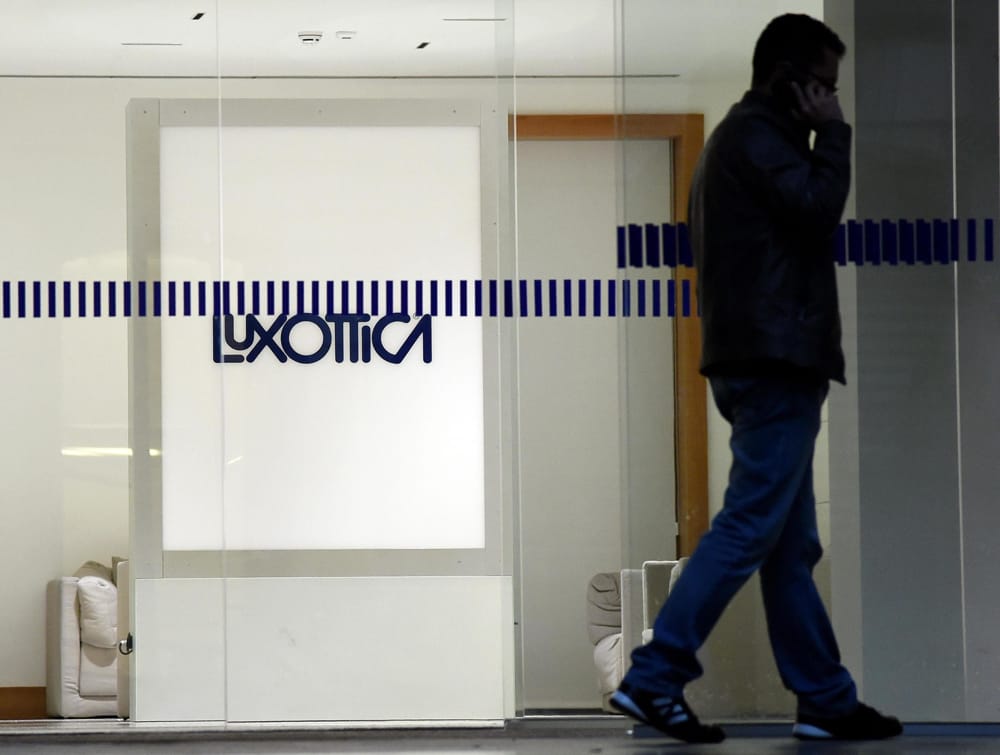 Luxottica premia i dipendenti: se hai lavorato il sabato 2500 euro in più