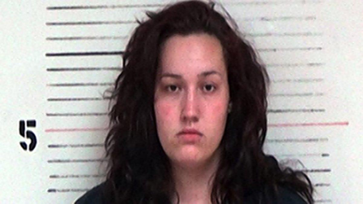 Per controllare Facebook lascia la figlia di 6 mesi sola nella vasca da bagno. E la piccola affoga