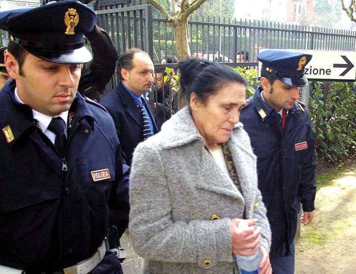 Mamma Ebe rifà la santona e applica "pomata della fertilità"