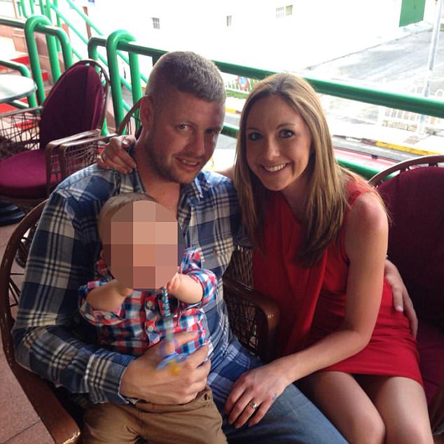 Mamma ubriaca e senza vestiti, i figli soli e sporchi a casa. Vicini chiamano la polizia