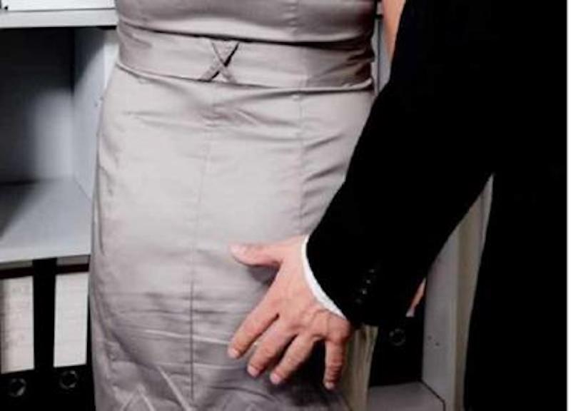 Mano morta sul bus? Se non chiedi subito aiuto, non è reato