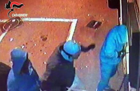 Assaltavano bancomat: presa la banda della "marmotta" a Torino