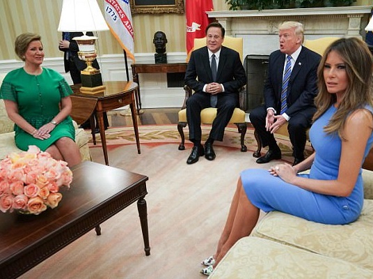 Melania Trump e l'abitino troppo stretto