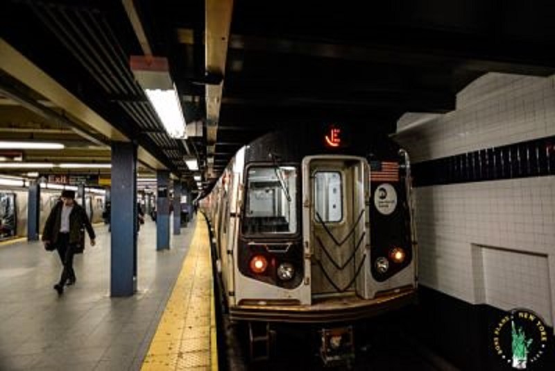 New York, terrore in metropolitana: treno deraglia e black out