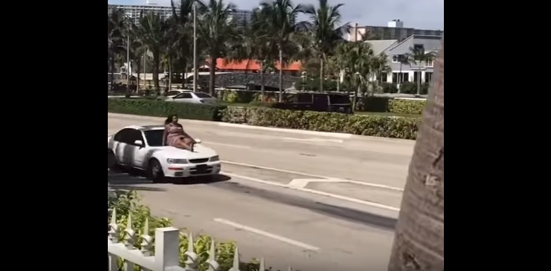 Viaggia sul cofano dell'auto a Miami Beach: la gita finisce male