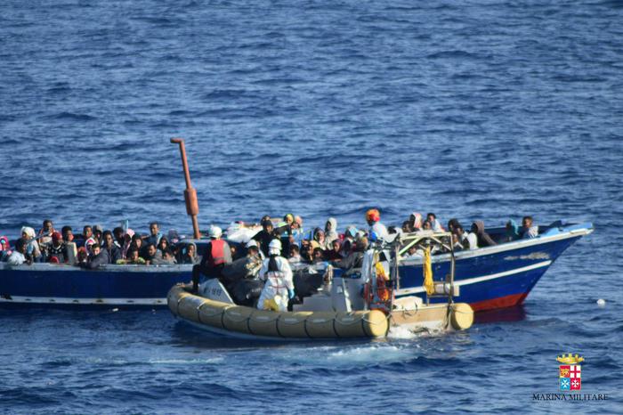 Soldi per i migranti (35/45 euro al giorno) e cavallette umane su quei 4,5 mld