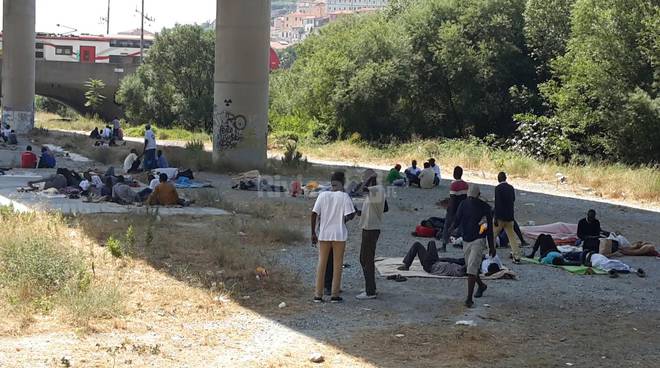 Migranti Ventimiglia: fallito sgombero greto del fiume, 400 profughi in fuga sulle montagne