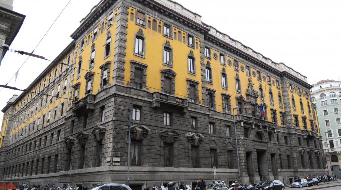 Milano, entra all'Anagrafe armato di taglierino e minaccia il suicidio: è il fratello di Giardiello