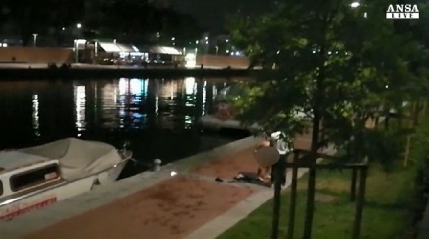 Completamente ubriaco, si tuffa senza vestiti in Darsena VIDEO