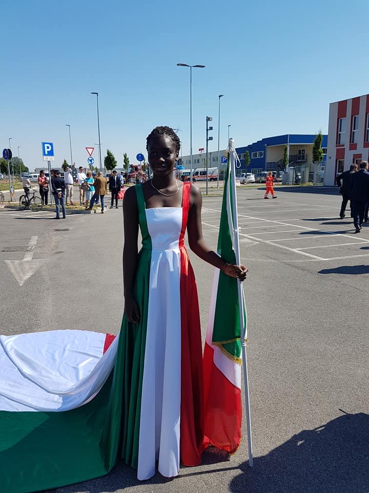 Mirandola. Esposto per il tricolore indossato (con strascico): vilipendio alla bandiera