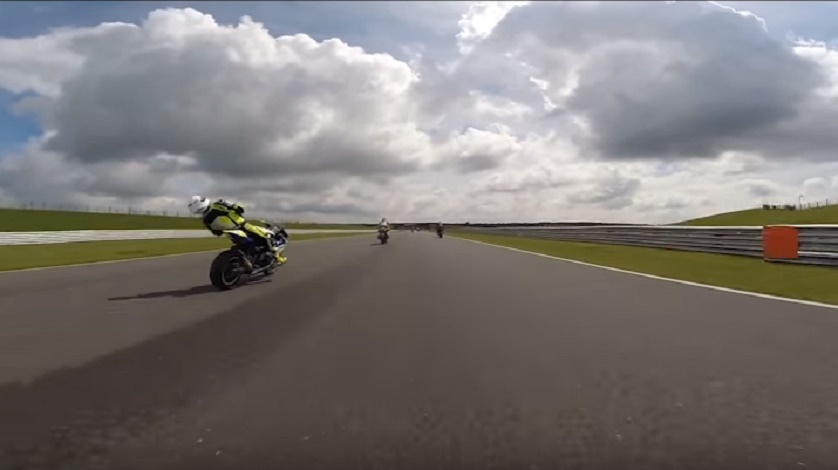 Pilota perde i sensi in pista: il VIDEO dello schianto