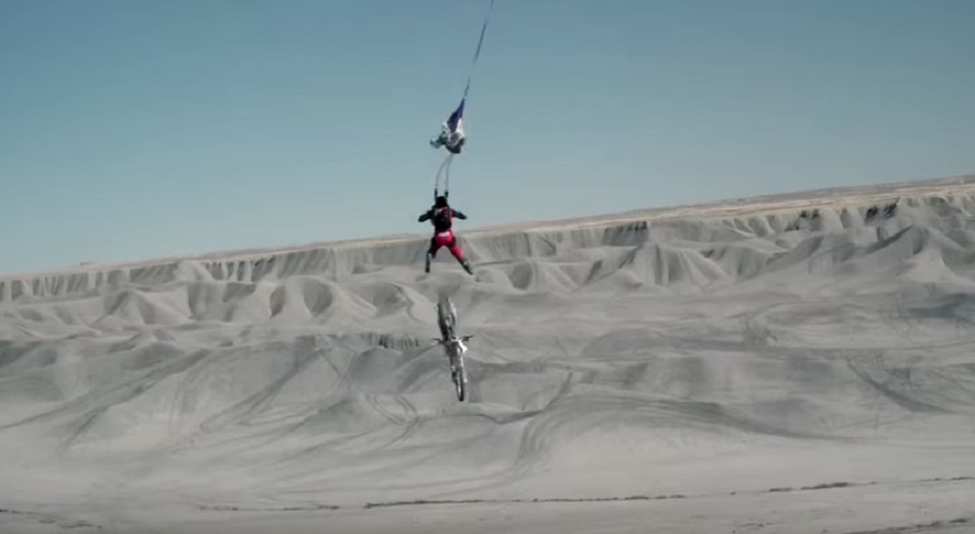 Si lancia dalla rampa col paracadute...in sella ad una moto