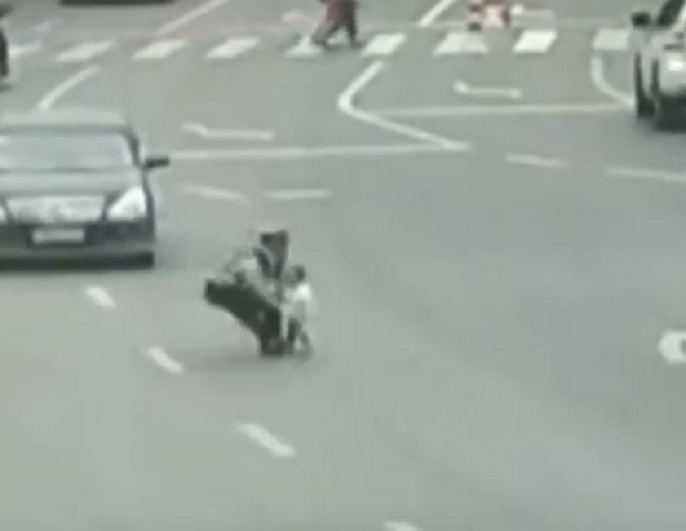 Bimbo due anni scappa dallo scooter e corre nel traffico: poliziotto lo salva