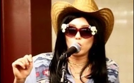 YOUTUBE Myley Cyrus canta in incognito nella metro di New York: con lei cè Jimmy Fallon