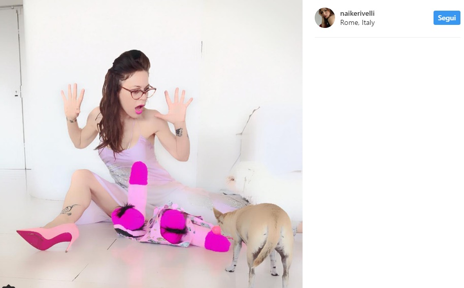 Naike Rivelli e le pantofole inequivocabili a forma di dildo