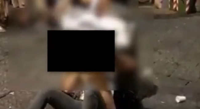 YOUTUBE Napoli, coppia fa sesso orale in piazza davanti a tutti: video finisce su WhatsApp