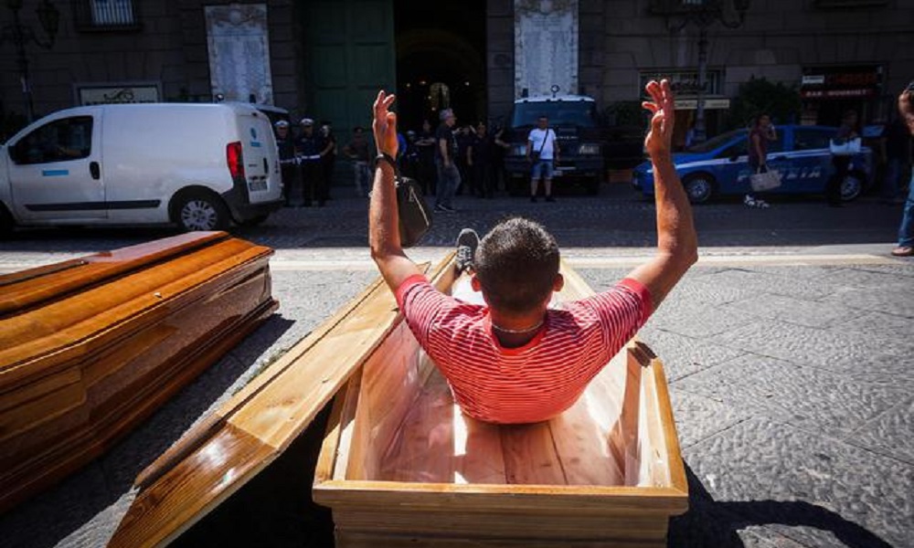 Napoli, la protesta dei seppellitori: tutti nelle bare FOTO