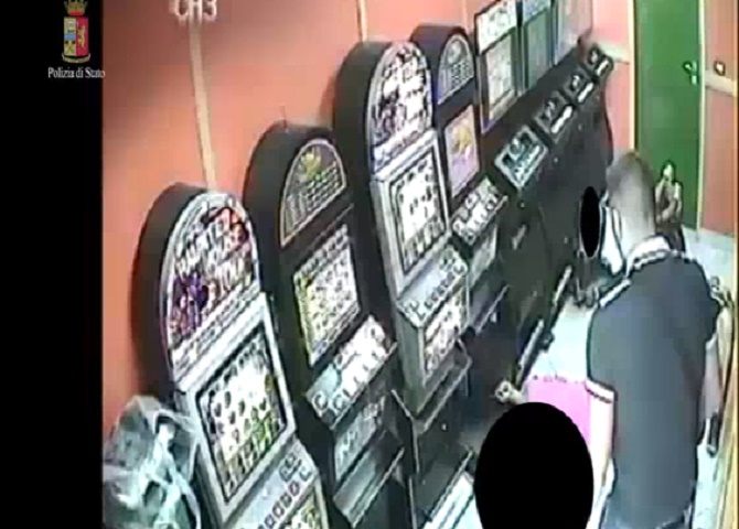 Miano (Napoli): volevano prendere il posto del boss, uccisi in 7 secondi nella sala scommesse