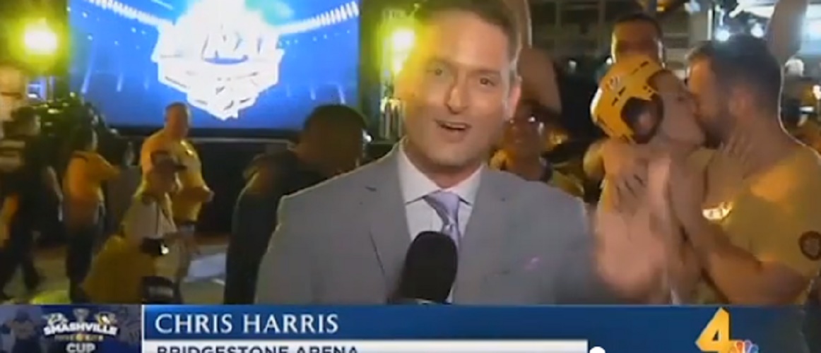 Giornalista in diretta tv: dietro di lui la coppia non smette di baciarsi