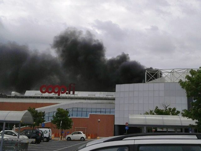 Pisa, incendio ad un centro commerciale Ipercoop: evacuati i clienti