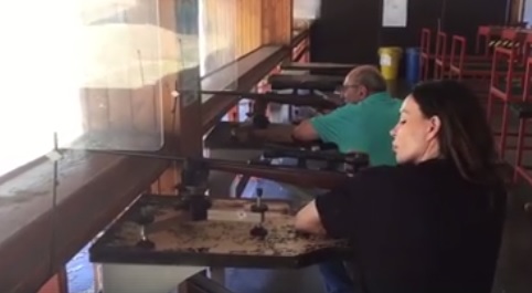 Nina Moric prende il porto d'armi: "Ladri vi aspetto a casa dopo le 22"