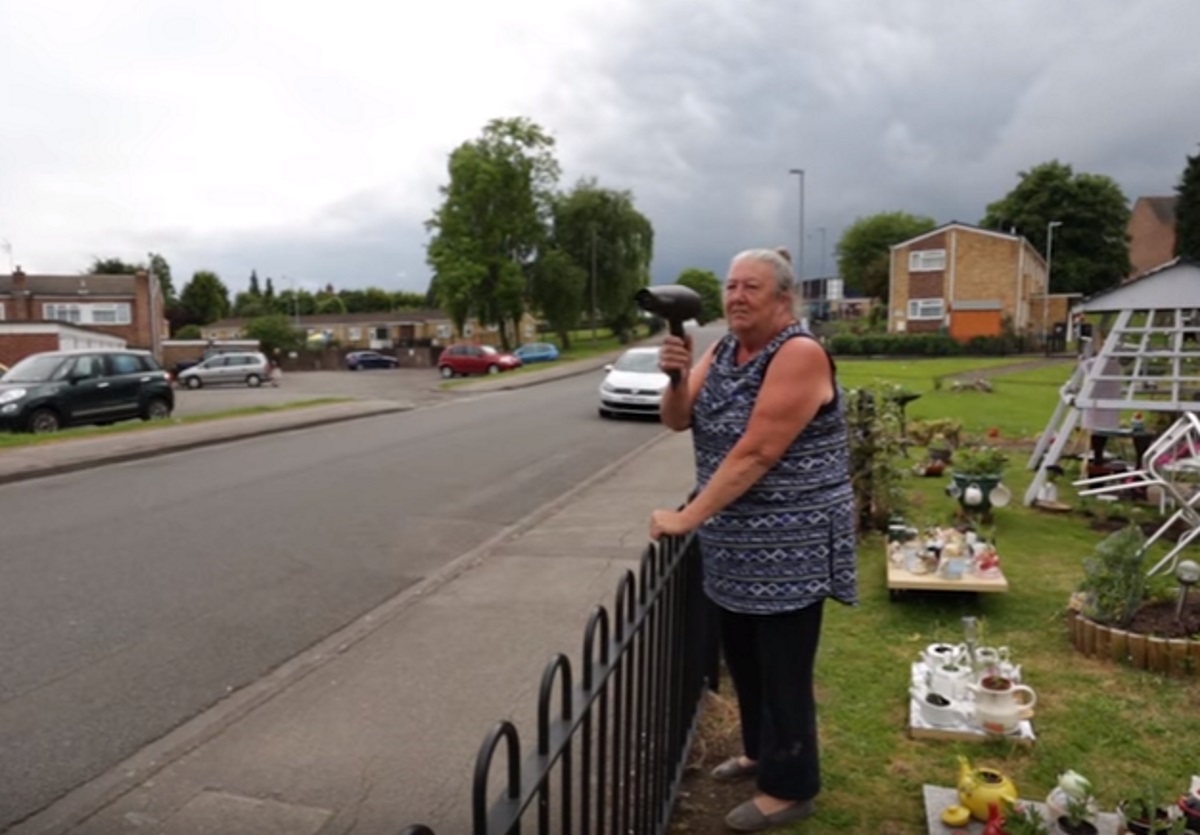 YOUTUBE Auto corrono troppo in strada? La nonna inglese le fa rallentare così