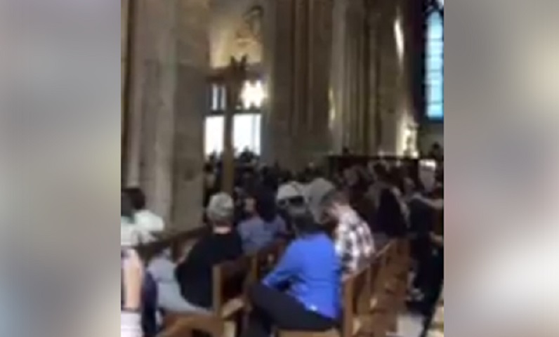 Parigi, uomo con coltello e martello: visitatori bloccati dentro Notre Dame