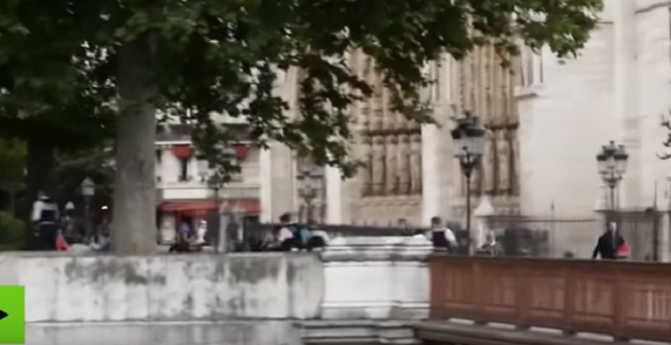YOUTUBE Gente scappa da Notre-Dame dopo gli spari