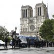 Parigi, uomo con martello e coltelli a Notre Dame