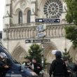 Parigi, uomo con martello e coltelli a Notre Dame