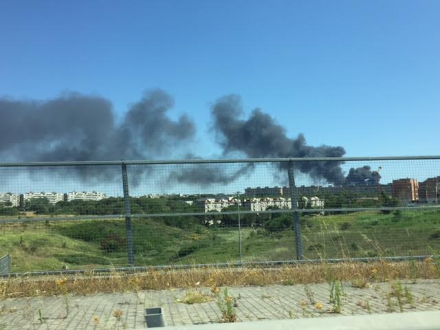 Roma, fiamme sulla Pontina: a fuoco un ex campo nomadi FOTO
