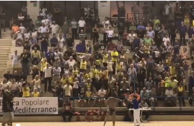Getta a terra il cartellino dell'arbitro dopo l'espulsione: radiato a vita dalla pallanuoto VIDEO