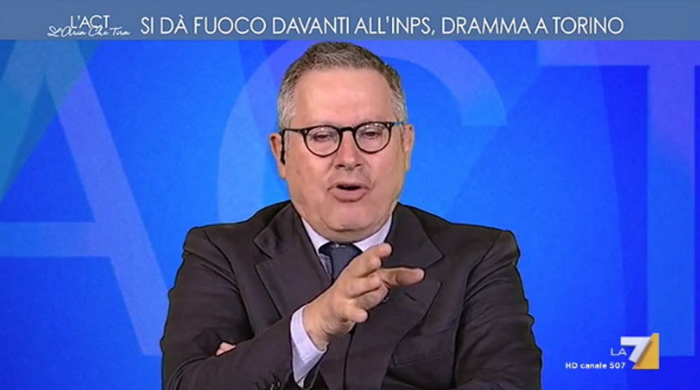 Torino, disoccupata si dà fuoco. Paolo Liguori, frase shock: "Se succede a me non spegnetemi"