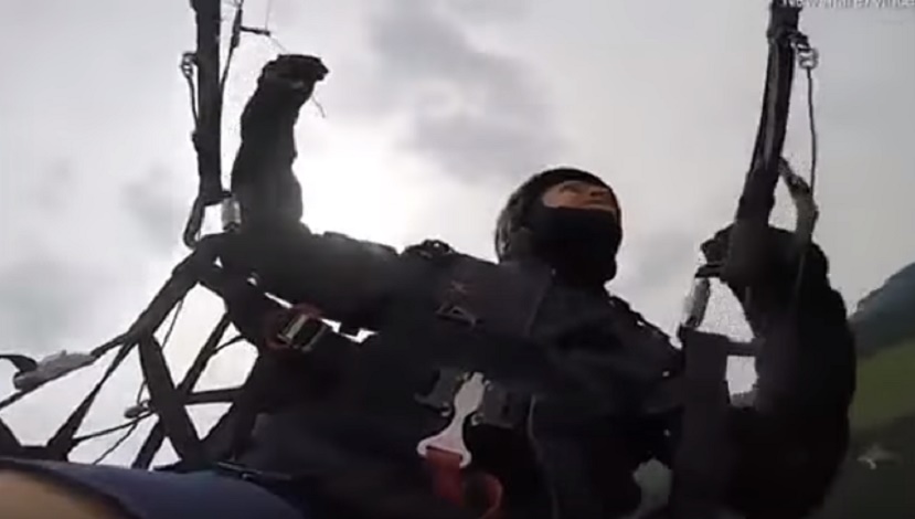 Paracadute aggrovigliato: apre quello di scorta ma è troppo tardi